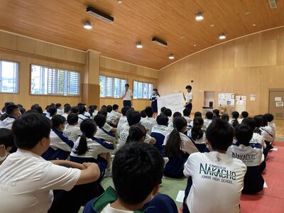 朝、学年集会をひらきました。