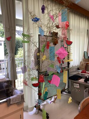 ４組さんと、校務員さんのステキな飾りを紹介します。給食メニューも今日は特別。